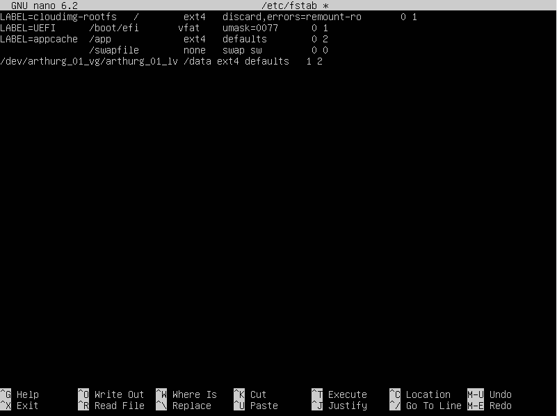 Screenshot terminal edit file fstab untuk logical volumes di Linux